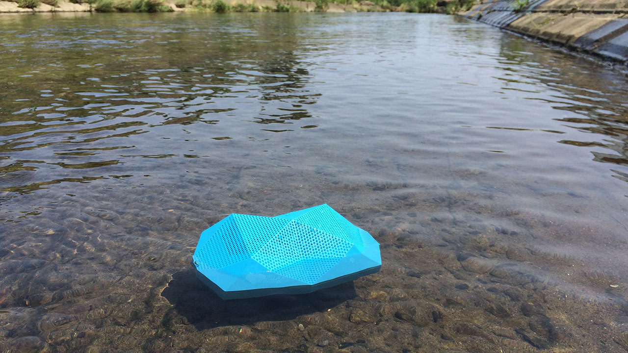 ワイヤレススピーカー TURTLE SHELL 2.0 by OUTDOOR TECH.を川に流しながら音楽をかけてみた！