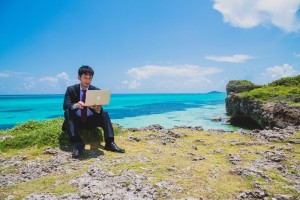 宮古島でNORA ITする男性