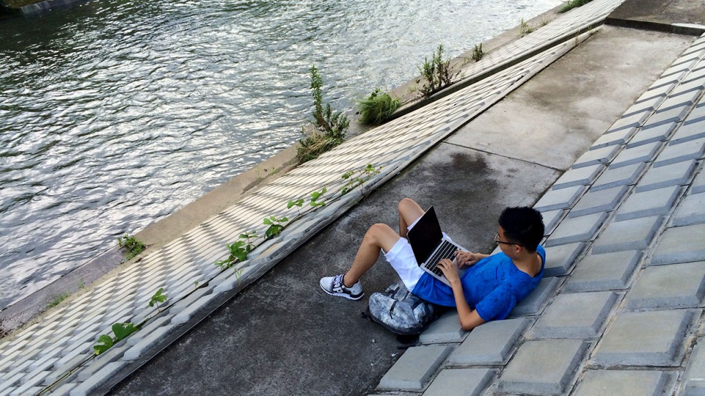 優雅に鶴見川をのぞみつつNORAする筆者