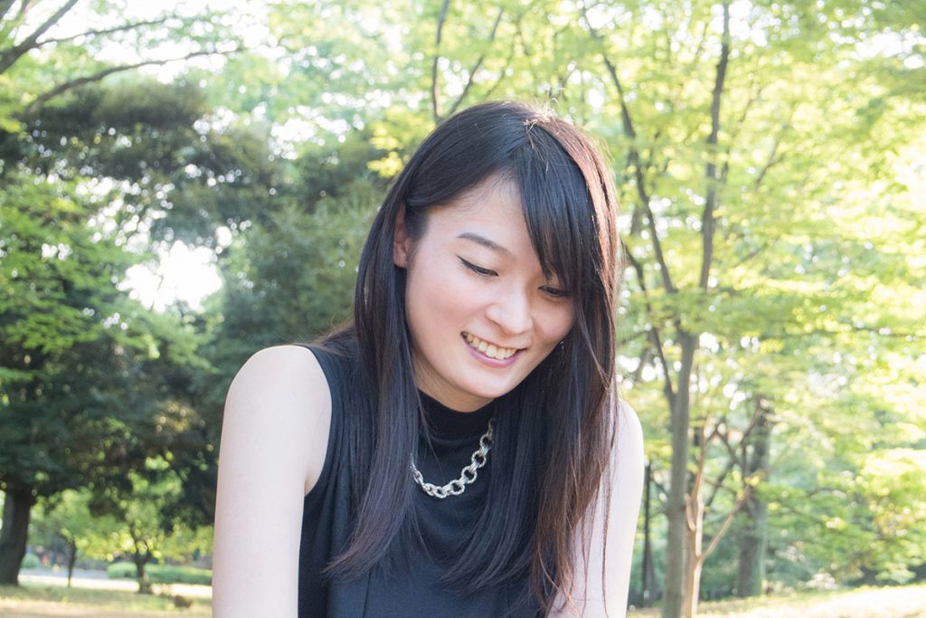 野良ランチITをする女性