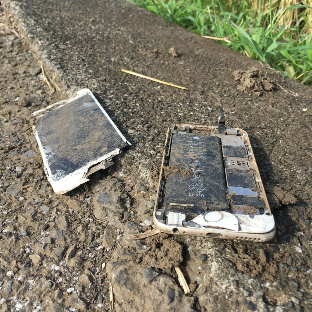 朽ち果てたiPhone