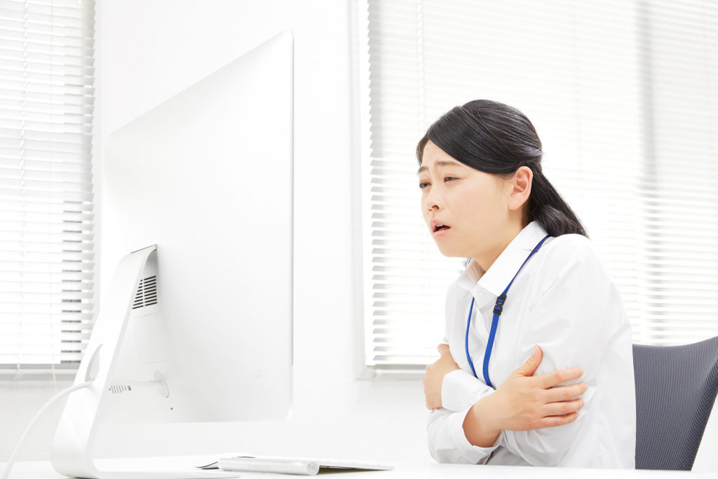 女性　社内　寒気